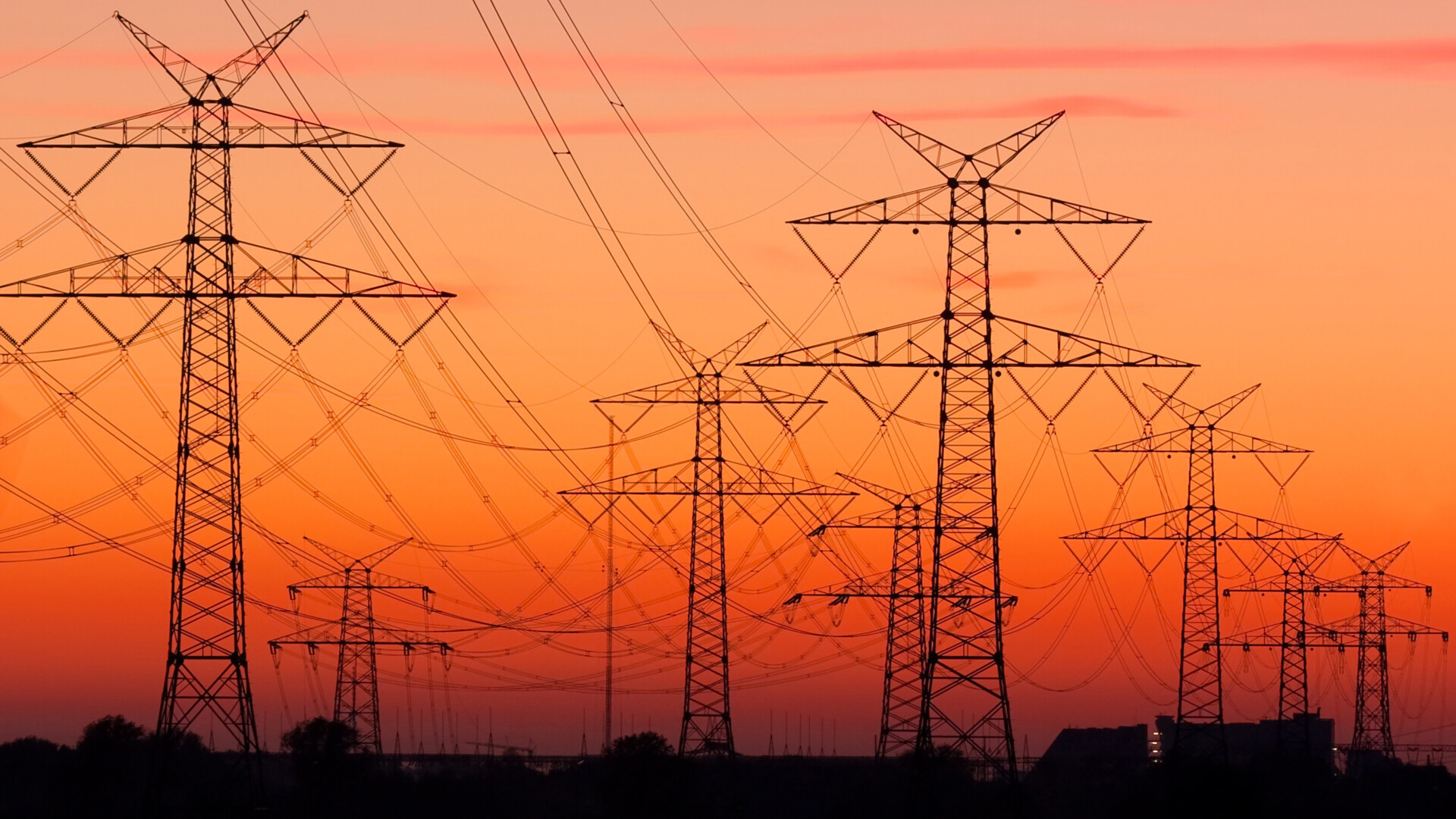 Dostawa energii elektrycznej o zmierzchu.