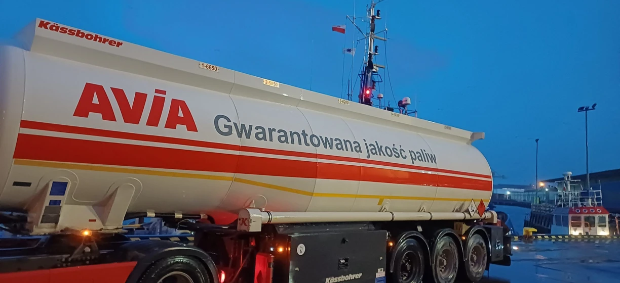 Alternatywny tekst obrazu: Pojazd dostawczy z oznaczeniem AVIA i Kässbohrer, wyposażony w opony samochodowe, zbiorniki paliwa i zdolności transportu towarów. Gwarantowane wysokiej jakości paliwo.