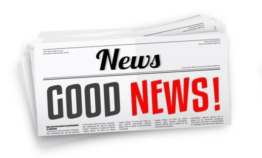 Gazeta z nagłówkiem "DOBRE WIADOMOŚCI!" w pogrubionych literach. Profesjonalna i przyciągająca uwagę reklama w publikacji.