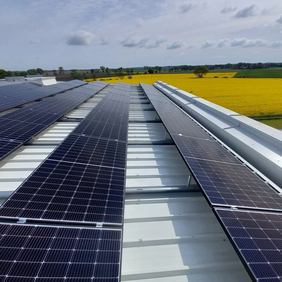 Panel kolektora termicznego słonecznego wykonany z stali, wykorzystujący technologię pobierania energii słonecznej w ciągu dnia.