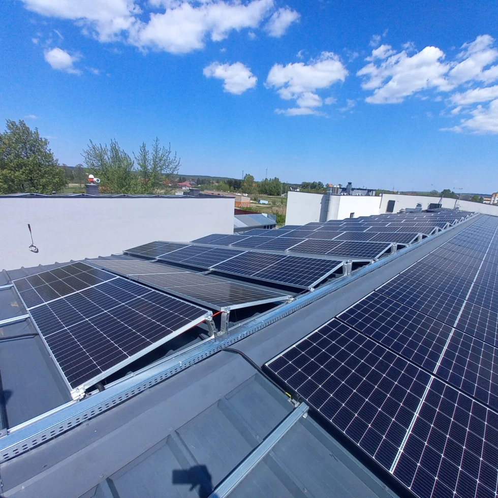 Panel słoneczny wykonany z materiałów kompozytowych, stalowej ramy i kolektora termicznego wykorzystującego energię słoneczną do zasilania i oświetlenia dziennego.