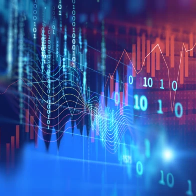 Abstrakcyjny design graficzny prezentujący połączenie technologii i nauki poprzez inżynierię telekomunikacyjną. Obraz przedstawia złożone układy liczb i wzorów w kolorystyce czarno-białej.