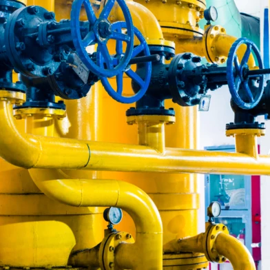 Stacja pomp z metalowymi rurami i cylindrami, prezentująca technologię przemysłową i inżynierię w zakresie instalacji hydraulicznych. Maszyna przemysłowa do transportu rurociągów.