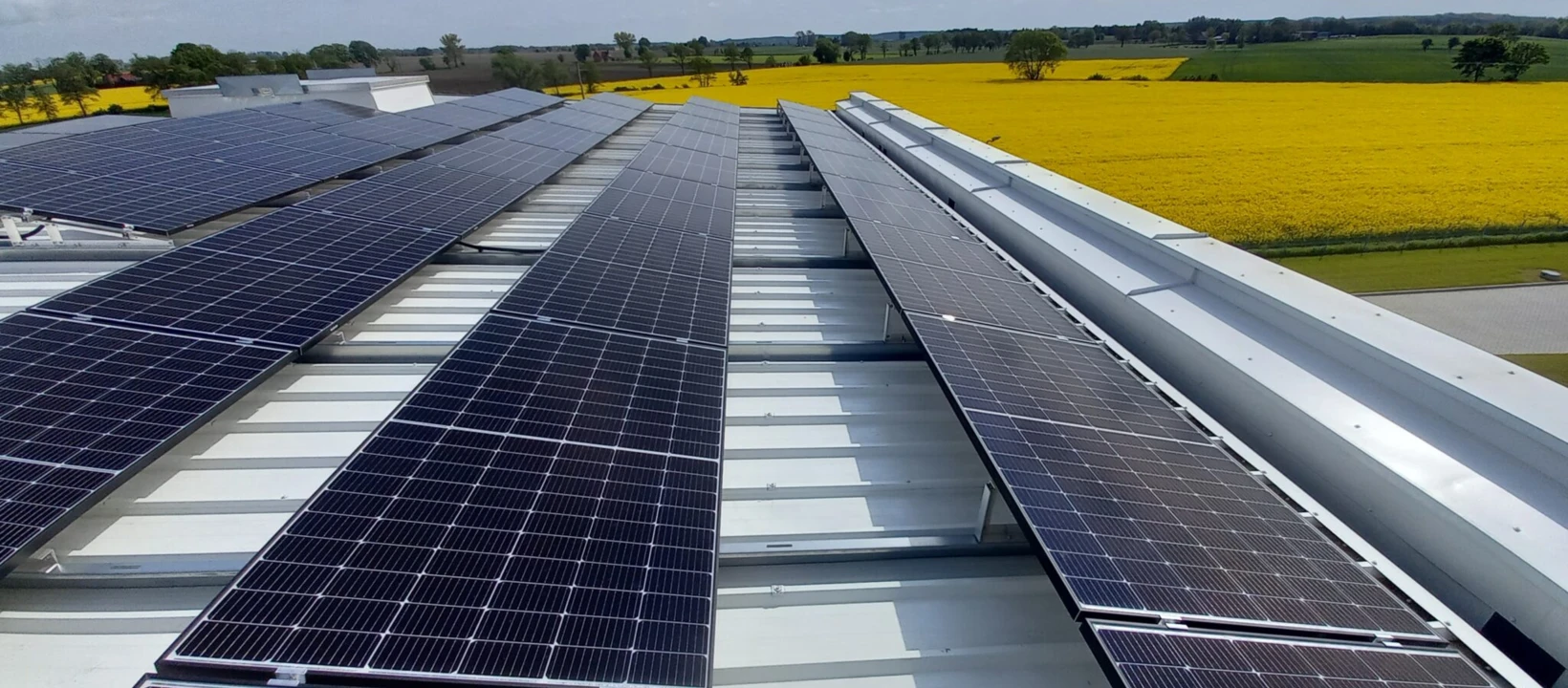 Panel kolektora termicznego słonecznego wykonany z stali, wykorzystujący technologię pobierania energii słonecznej w ciągu dnia.