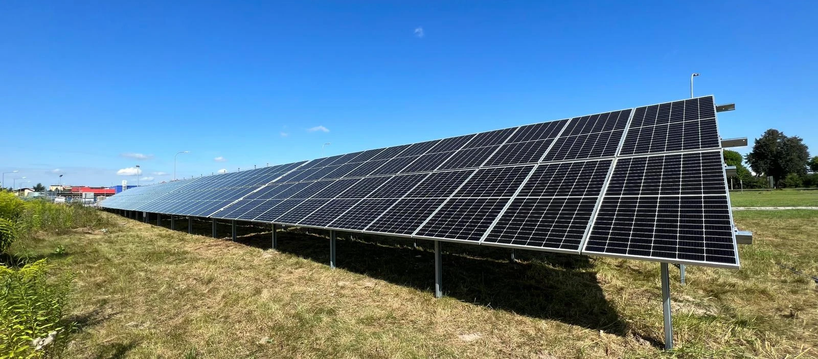 Pole do zbiorników słonecznych generujących energię słoneczną, aby wesprzeć rolnictwo. Kolektory solarne są widoczne wykorzystując energię słoneczną w efektywny sposób.