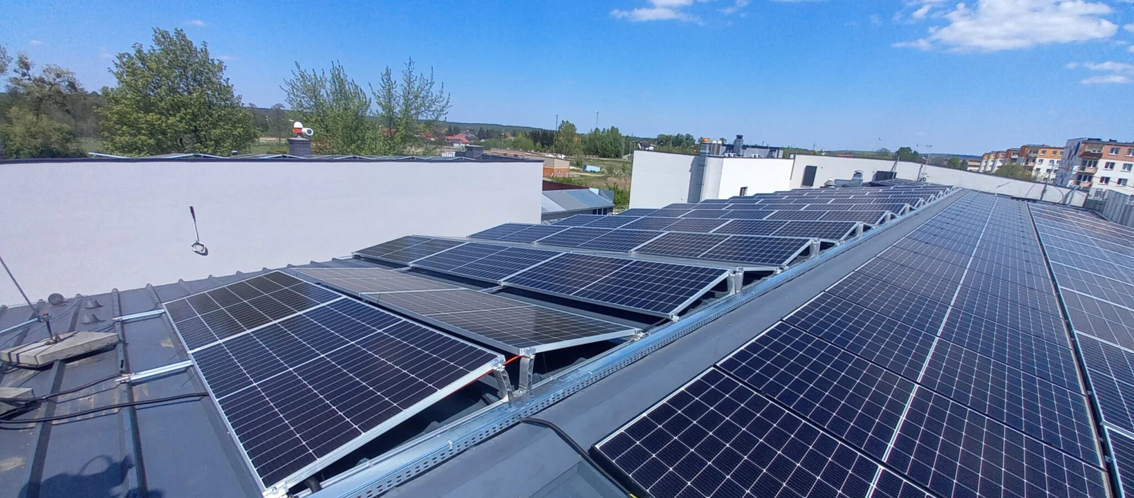 Panel słoneczny wykonany z materiałów kompozytowych, stalowej ramy i kolektora termicznego wykorzystującego energię słoneczną do zasilania i oświetlenia dziennego.