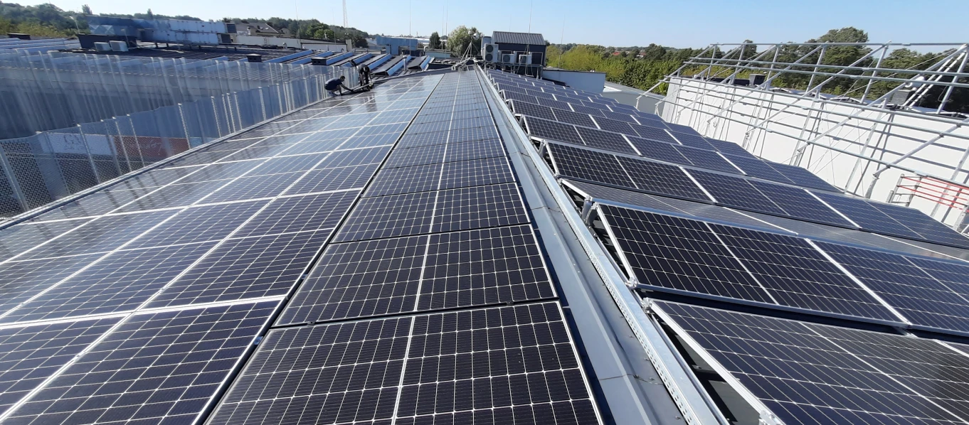 Kolektor termiczny słoneczny wykonany z materiałów kompozytowych i stali, wykorzystujący energię słoneczną do produkcji energii. Najnowocześniejsza technologia dla inżynierii zrównoważonej.