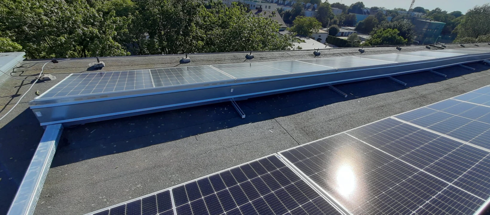 Stalowy kolektor termiczny zasilany energią słoneczną w celu generowania energii. Zaawansowana technologia do zrównoważonego oświetlenia dzienne.