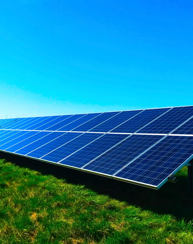 Niebieska płytka słoneczna na polu wykorzystująca energię słoneczną do zasilania operacji rolniczych. Energia słoneczna i rolnictwo łączą się w tym innowacyjnym ustawieniu.