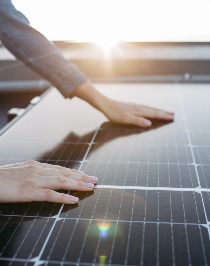 Panel kolektora termicznego słonecznego wykorzystującego energię słoneczną do zasilania zaawansowanej technologii.