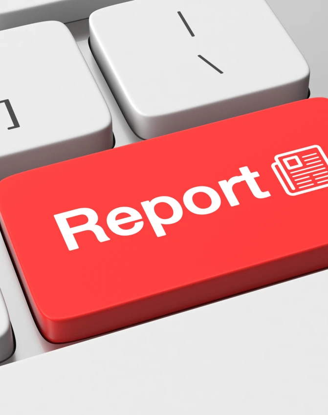 Zrzut ekranu czerwonego tekstu w unikalnej czcionce. Najlepsze praktyki SEO. Język polski.