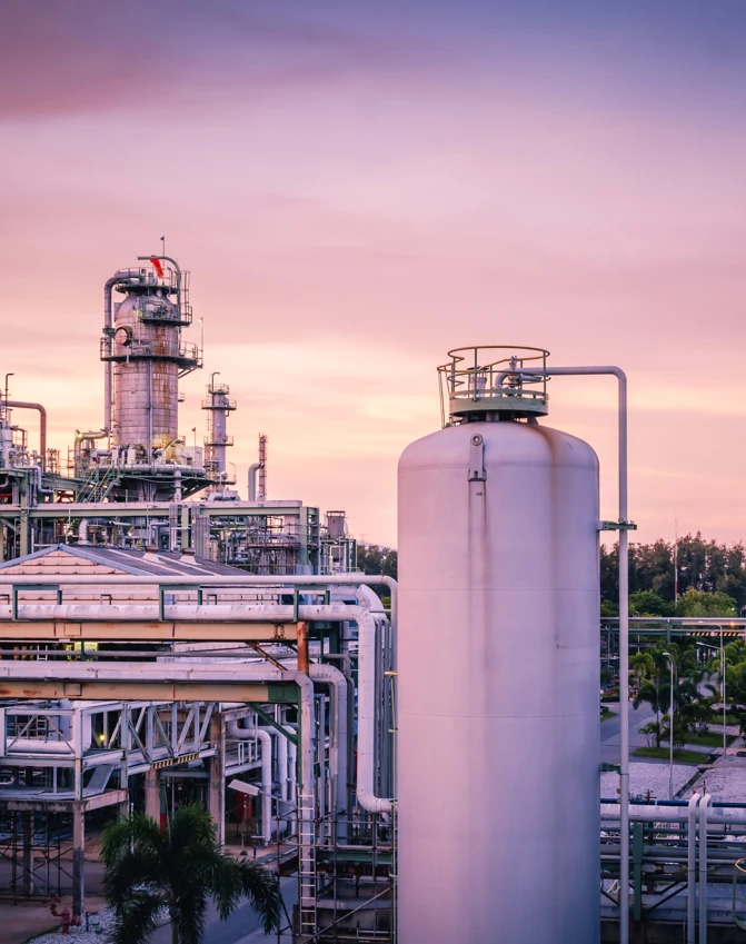 Fabryka z przemysłowymi rurociągami, zbiornikami magazynowymi, stalowymi cylindrami i wysokim kominem dostarczającym energię elektryczną w elektrowni. Inżynieria w swojej najlepszej formie.